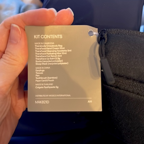 United first class Therabody crossbody bag unused and unopened - Picture 2 of 2